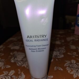 Artistry Ideal Radiance Illuminating Foam Cleanser